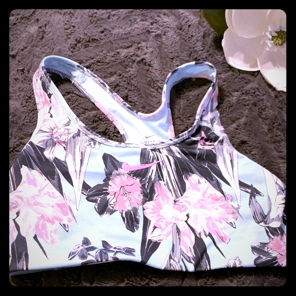Nike sports bra! Med,worn once,but only to try on!
